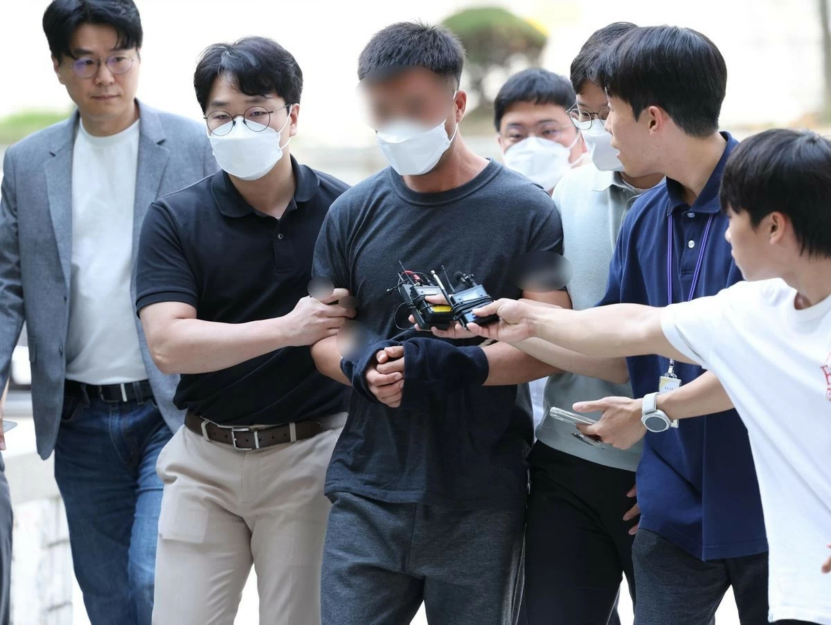 A Chinese national accused of leading a hacking ring that stole assets from BTS’s Jungkook and other wealthy figures in Korea, appears for a pretrial detention hearing at the Seoul Central District Court in Seocho District, Seoul, Sunday. (Yonhap)
