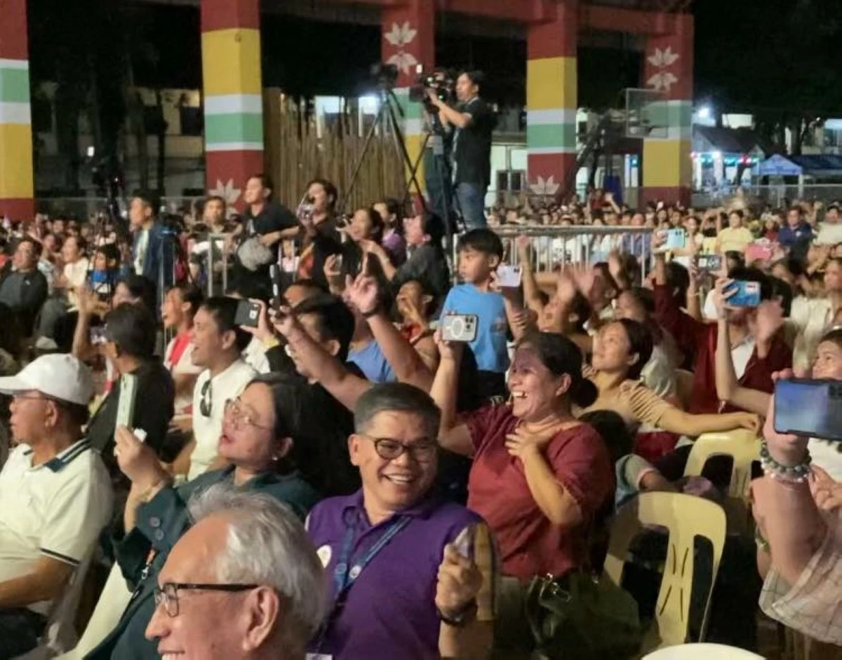 HAPPY CROWD Audience members chant and sing gleefully alongside familiar tracks
