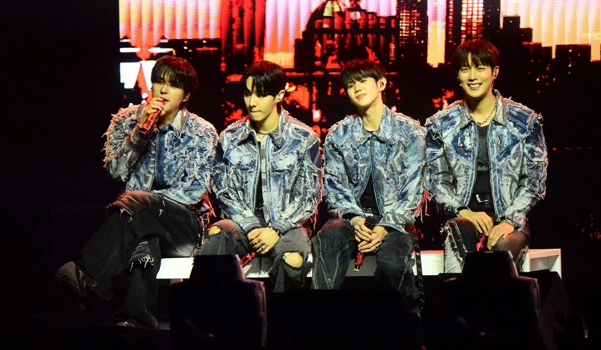 K-pop boy band Highlight performing at their "Ride or Die" concert in Manila on Aug. 23 at the New Frontier Theater (Jonathan Hicap)