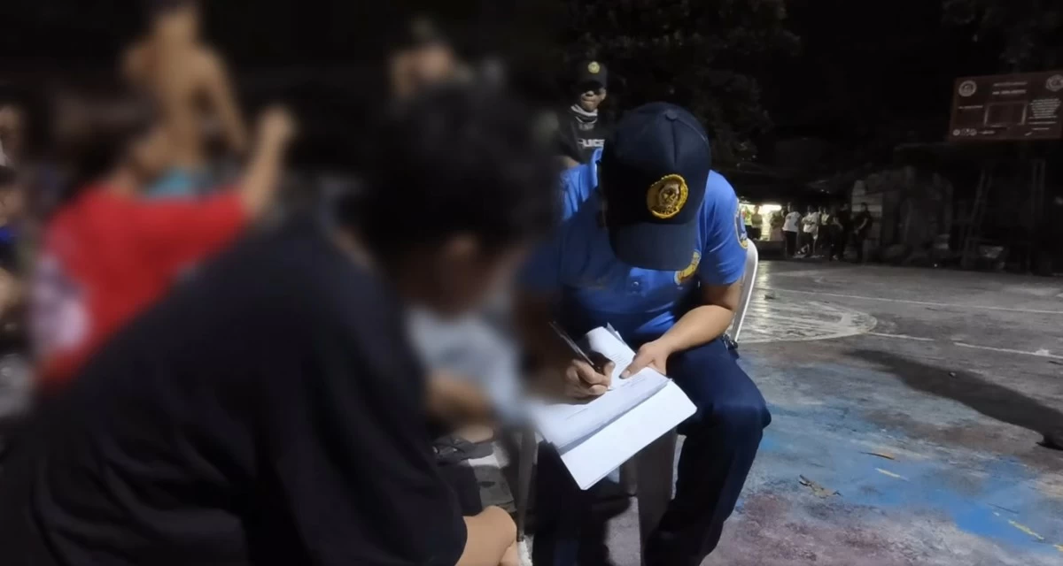 The Taguig police during the operation (Screenshot from Taguig police's video on Facebook) 