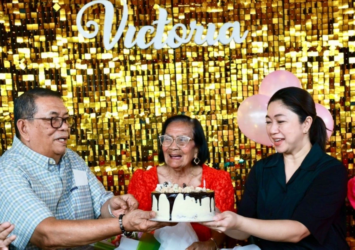 Taguig Mayor Lani Cayetano and Councilor Raul Aquino present a cake to centenarian Victoria Almazan (Photo from Mayor Cayetano's Facebook account) 