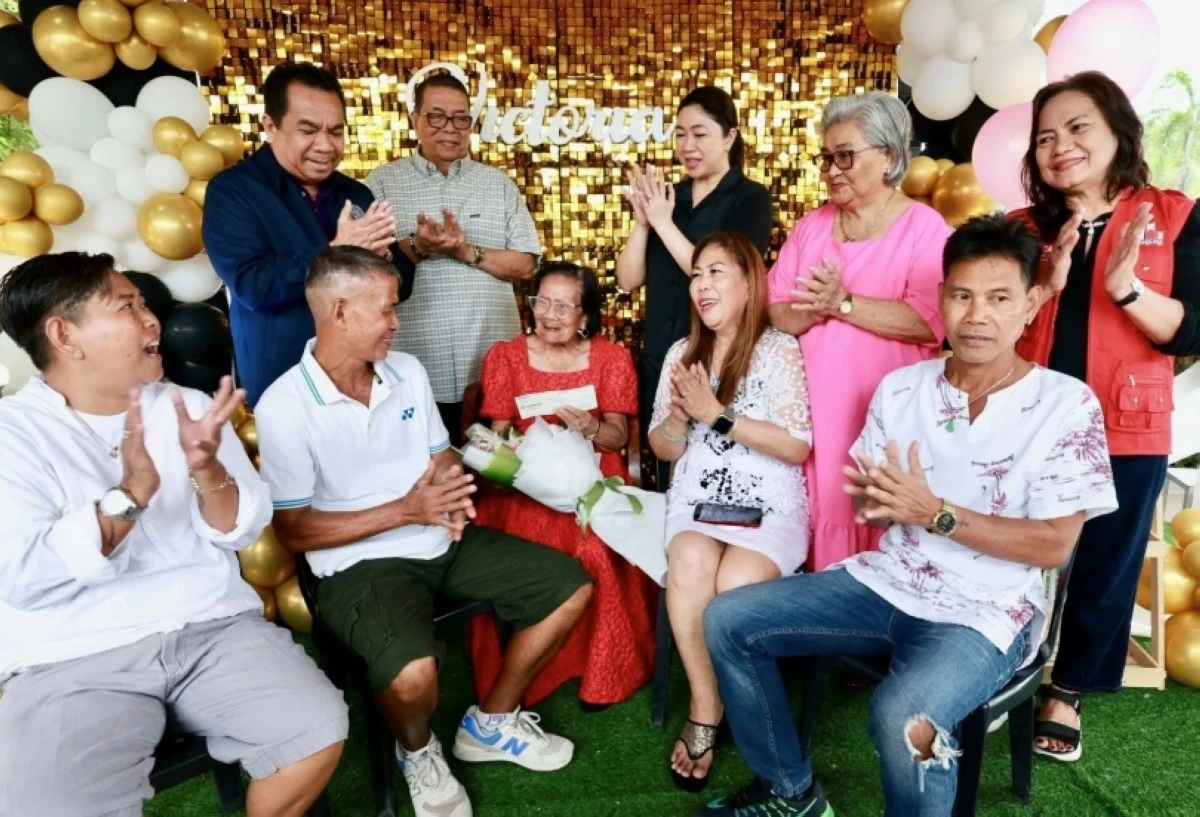 Taguig Mayor Lani Cayetano with centenarian Victoria Almazan (Photo from Mayor Cayetano's Facebook account) 