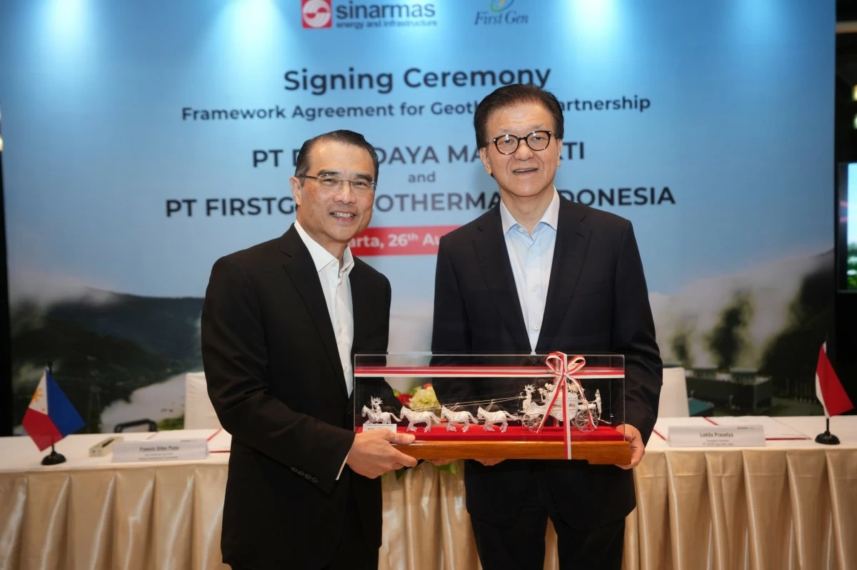 Federico Lopez, Chairman and CEO of First Gen Corp. and Energy Development Corp. (EDC) receives a memento from Frankie Oesman Widjaja, Chairman of PT Dian Swastatika Sentosa Tbk (DSSA), to mark the partnership between both companies to jointly explore the development of about 400MW of geothermal energy in Indonesia. The agreement was signed last Aug. 26, 2025 in Jakarta, Indonesia.