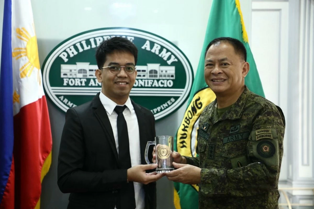 THE AUTHOR and the new commanding general of the Philippine Army. 