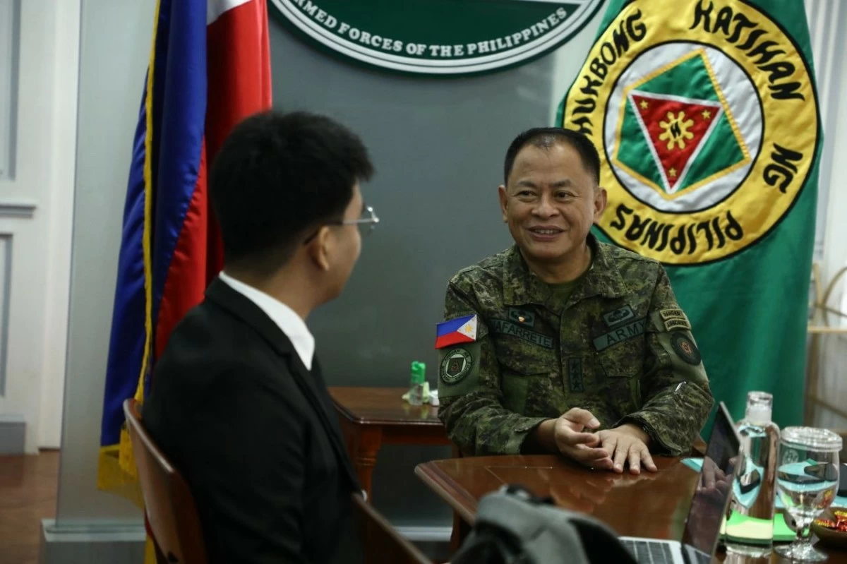 THE AUTHOR interviewing the new commanding general of the Philippine Army. 