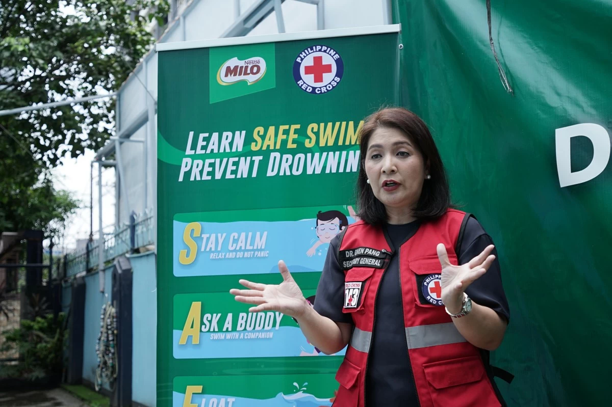 Dr. Gwendolyn Pang explaining the SAFE swim method.