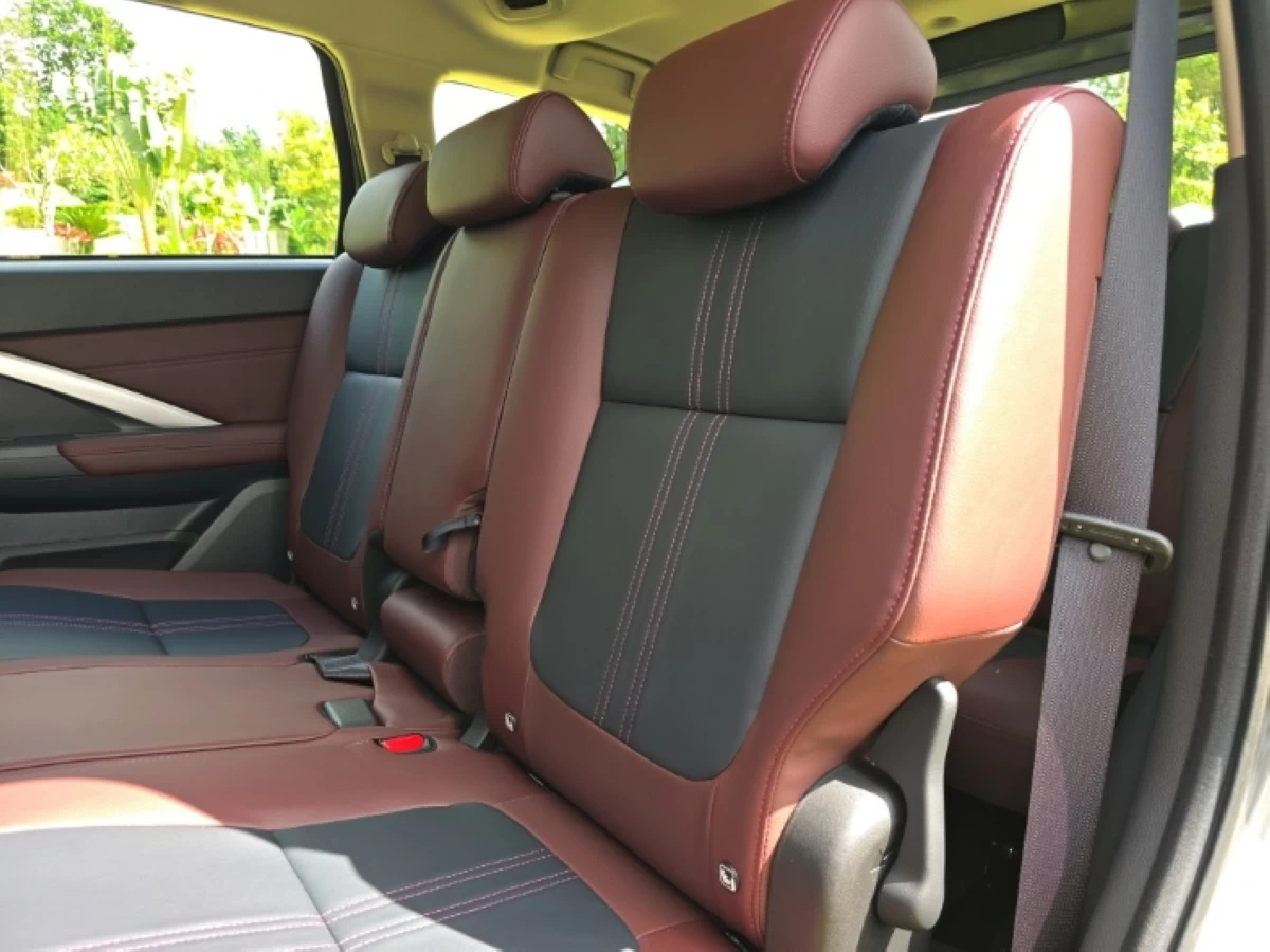 Second row of the Xpander Cross