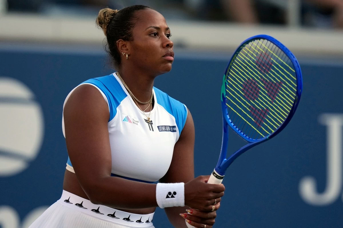 Taylor Townsend, of the United States, gets set to receive during her doubles match with her partner, with Katerina Siniakova, of the Czech Republic, against Aldila Sutjiadi, of Indonesia, and Nadiia Kichenok, of Ukraine, in the second round of the U.S. Open tennis championships, Thursday, Aug. 28, 2025, in New York. (AP Photo/Frank Franklin II)