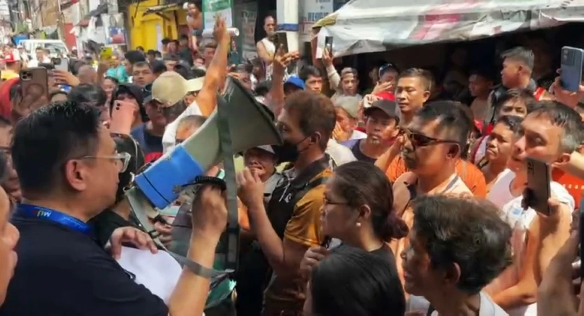 Muntinlupa Mayor Ruffy Biazon (left) talks to residents in Barangay Cupang on Aug. 29 (Screenshot from Mayor Biazon's video) 