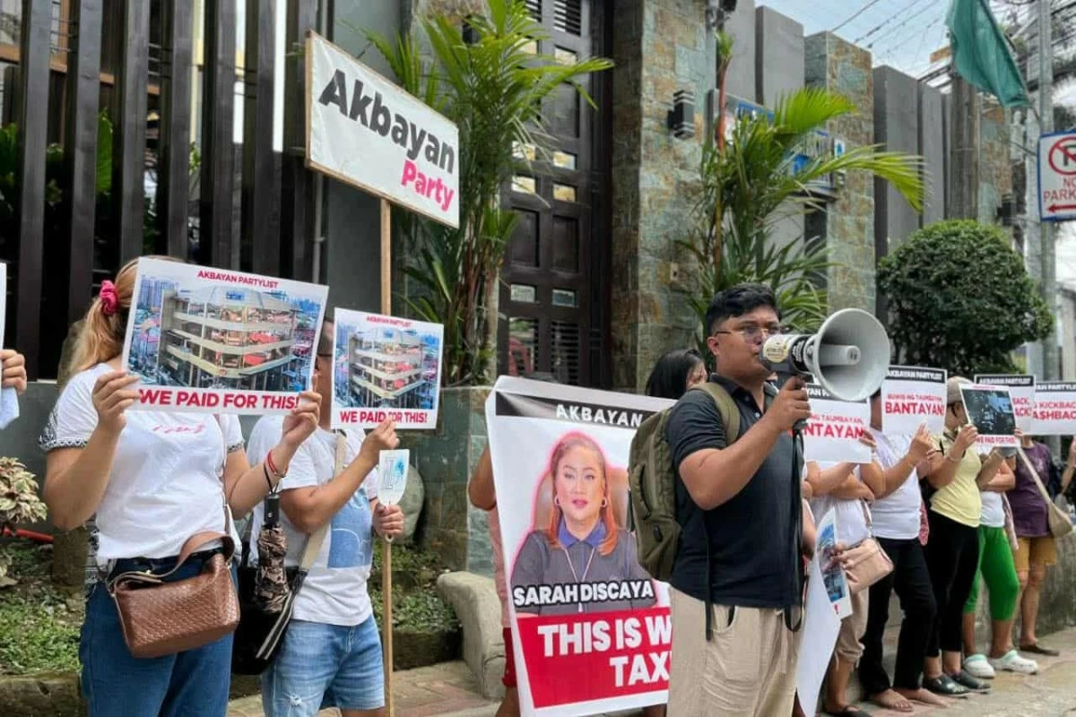 Members of the Akbayan Partylist protest outside St. Gerrard Construction in Pasig City to condemn its owners, the Discayas, over their alleged involvement in anomalous flood control projects. (Photos courtesy of Akbayan Partylist)
