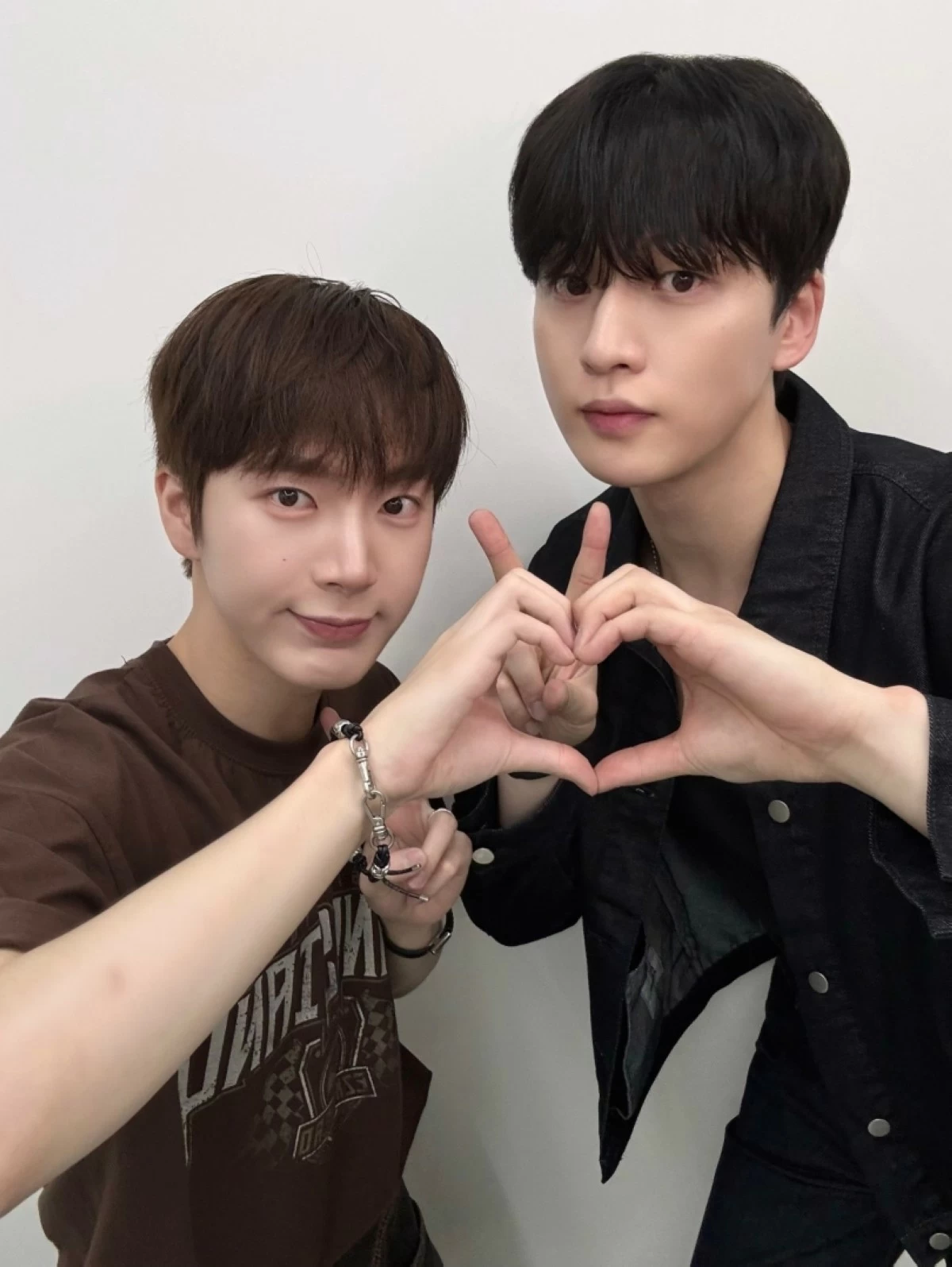 Omega X's Kevin (left) and Kim Kang Min (Quuuniverse on X) 