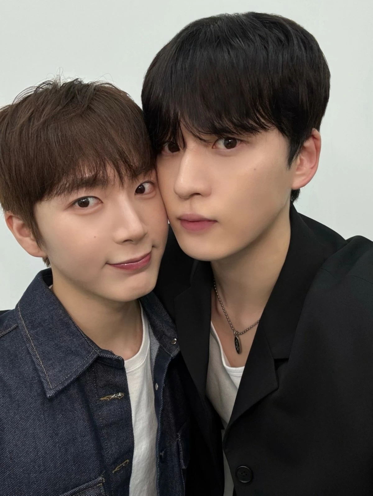 Omega X's Kevin (left) and Kim Kang Min (Quuuniverse on X) 