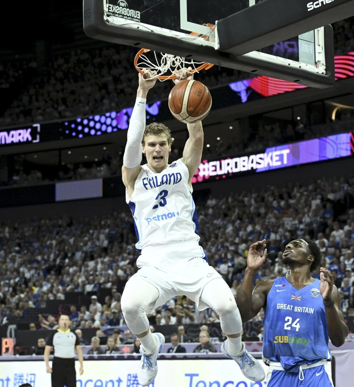 Lauri Markkanen of Finland and Carl Wheatle of Britain during Eurobasket, European Basketball Championship group B match between Finland and Britain in Tampere, Finland, Friday, Aug. 29, 2025. (Heikki Saukkomaa/Lehtikuva via AP)
