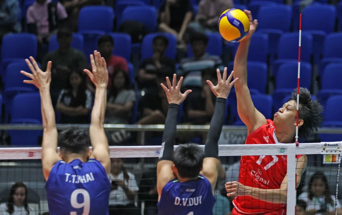 Leo ordiales in action against Thailand during the SEA V.League in Candon City. (PNVF)