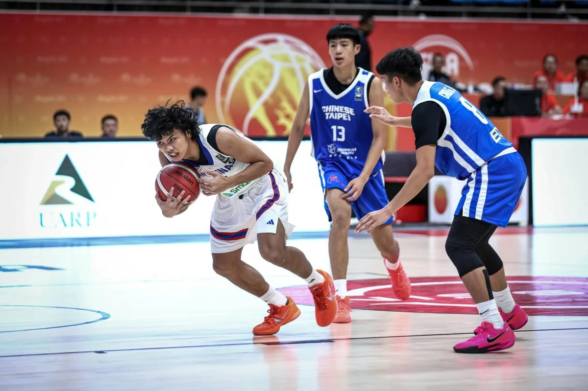 Andwele Cabanero tries to secure possession against two Chinese Taipei defenders (FIBA photo)