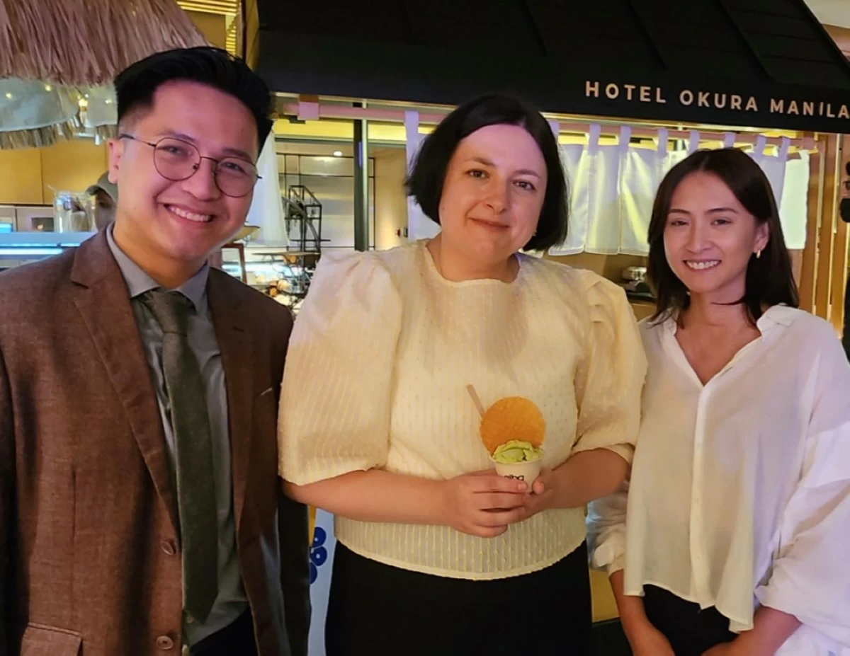Ukraine Embassy’s Job Bautista joins Ambassador Yuliia Fediv alongside event sponsor Alba-Laarni Simbulan Formoso of the Bataan White Corals Resort