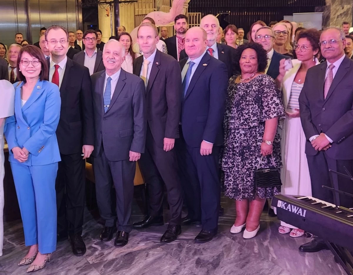 Foreign diplomats and members of the international community reaffirm their solidarity with Ukraine.