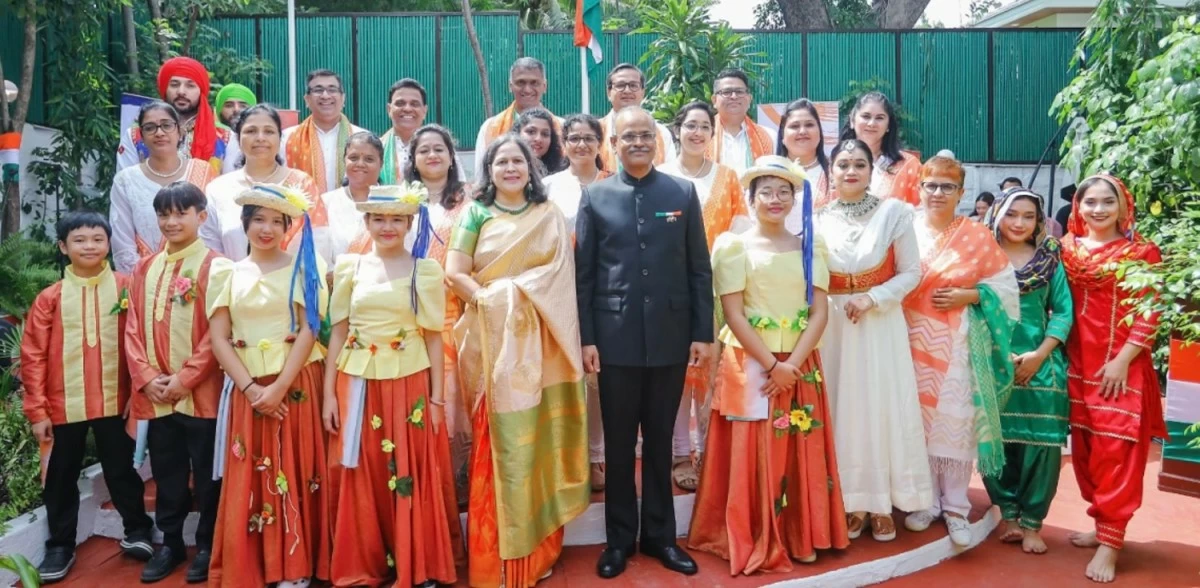Ambassador Jain, with Mme Smt. Vandana Jain, share a joyful moment with the performers.