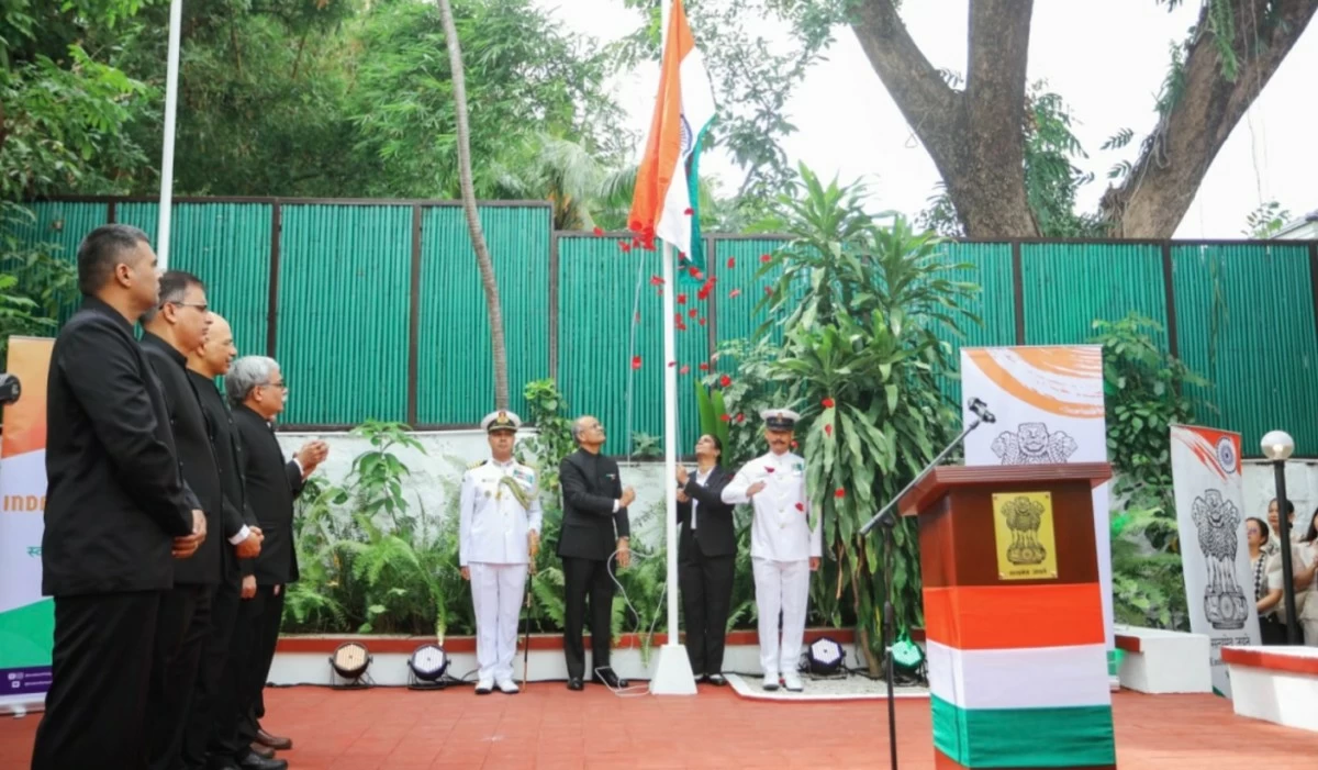 In tribute to India’s heritage, Ambassador Shri Harsh Kumar Jain hoists the national flag at the India House. 