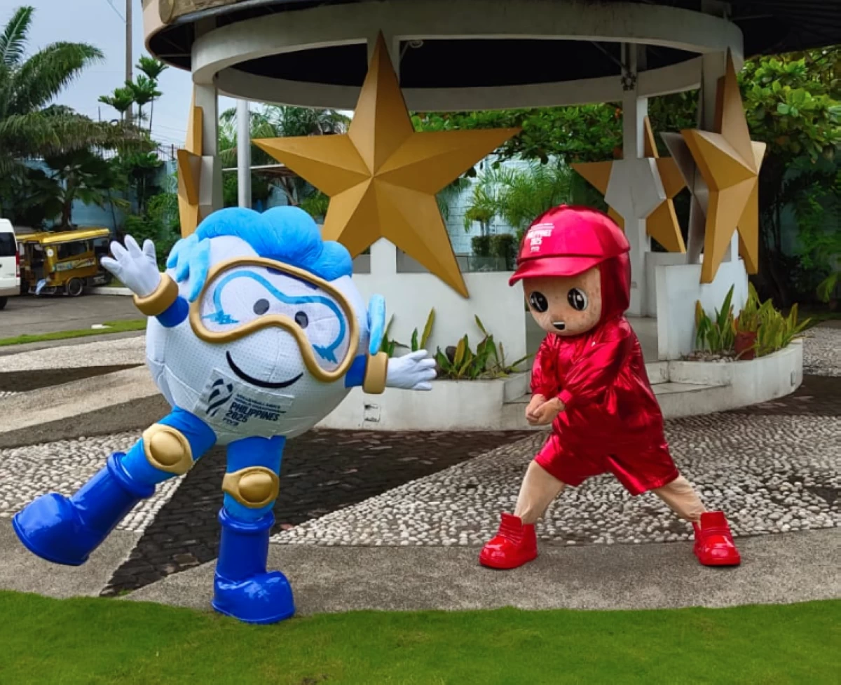 Hataw (blue) and Koolog (red) strike a pose at the iconic McArthur in Cagayan de Oro City. (PNVF)