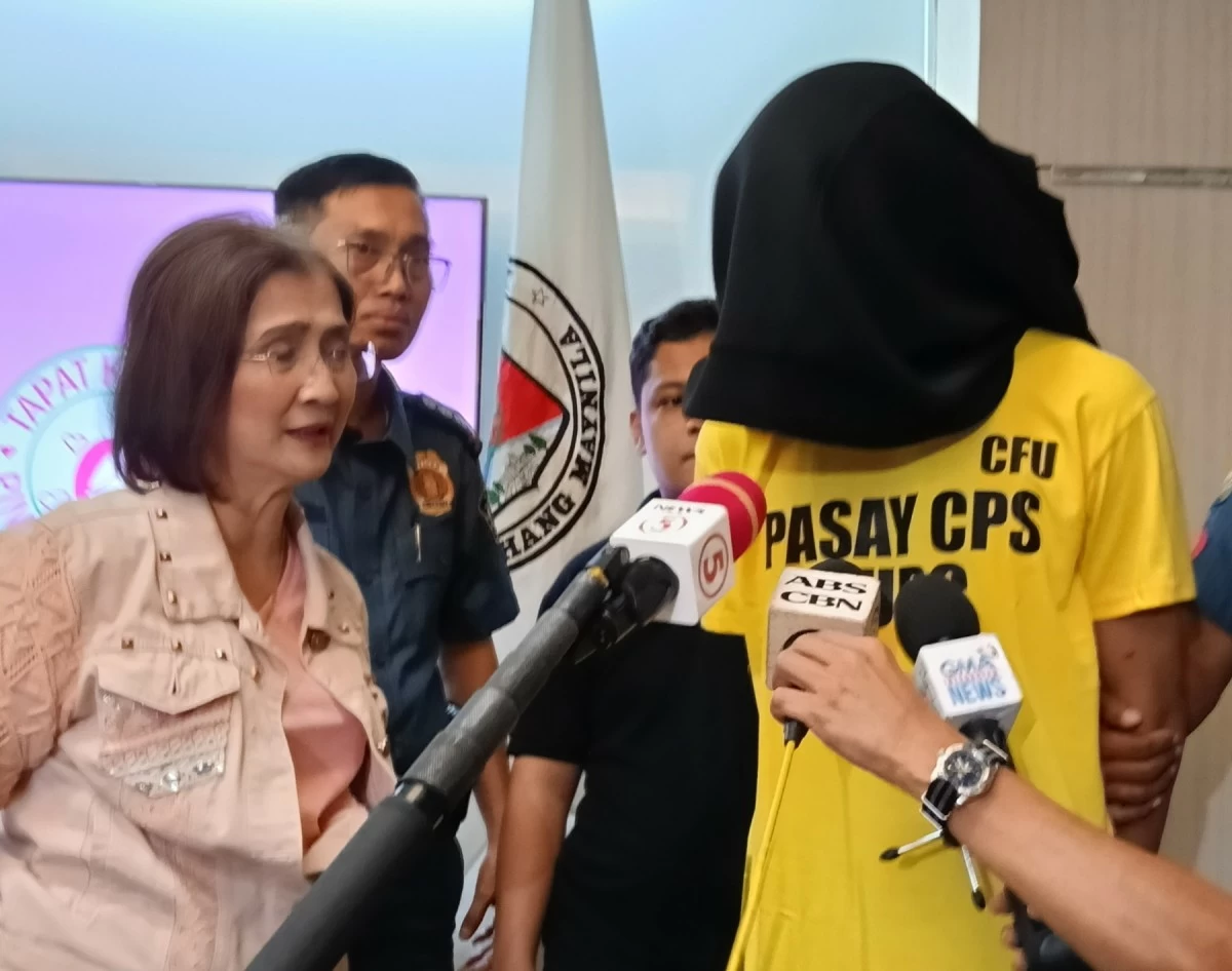 Mayor Emi Calixto-Rubiano with Pasay City Police chief, Col. Joselito De Sesto and the arrested suspect (Photo by Jean Fernando)