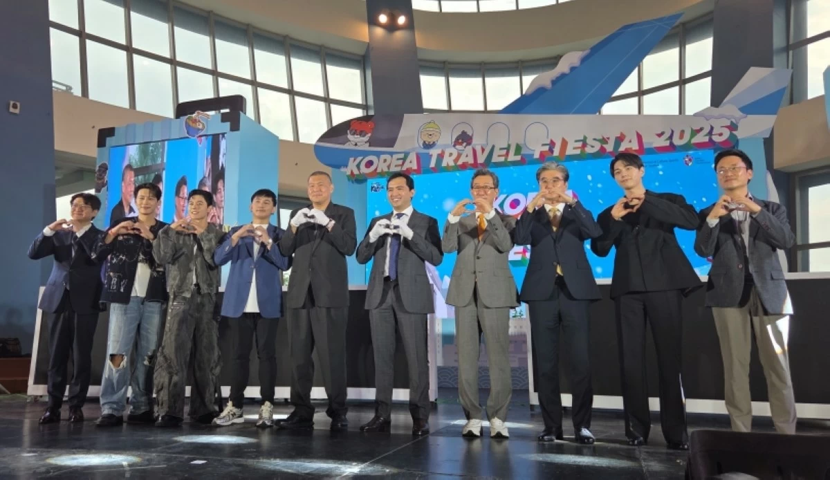 Joining the opening ceremony of the Korea Travel Fiesta 2025 held at the SM Mall of Asia Music Hall are (from left) Park Younghee, KTO Manila Office director; Korean singer Se7en; Korean singer and actor Kim Dongjun, RM Enrico; Joaquin San Agustin, executive vice president for marketing of SM Supermalls; Usec. Shahlimar Tamano of the Philippines’ Department of Tourism; Richard Kim, acting executive vice president of the Korea Tourism Organization's Tourism Content Strategy Division; Consul General Sang Seung Man of the Korean Embassy in the Philippines; Korean star Kim Myung-soo; and Director Kim Myeongjin of the Korean Cultural Center (KCC) in the Philippines (Jonathan Hicap)