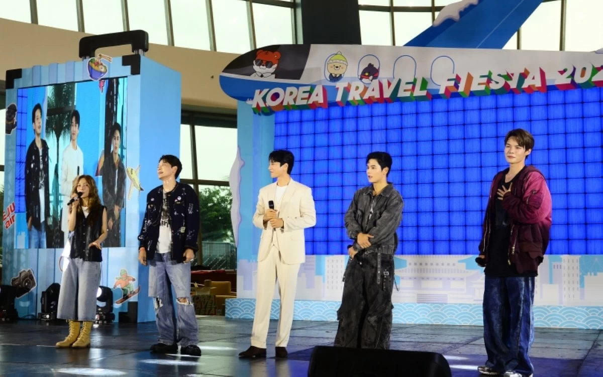 "Show Musical Dream High" musical cast members (from left) Sunye, Se7en, Kim Dahyun, Kim Dongjun and Lim Sejun at the Korea Travel Fiesta held at the SM Mall of Asia Music Hall (Jonathan Hicap) 