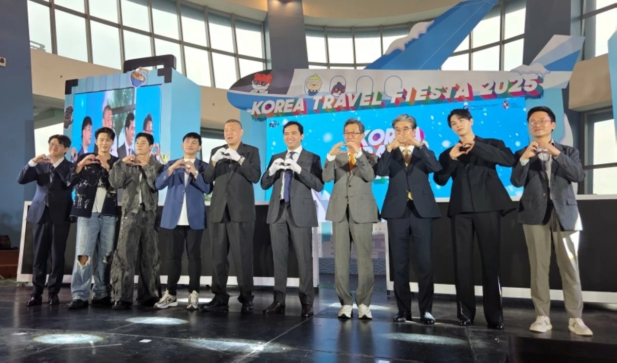 Joining the opening ceremony of the Korea Travel Fiesta 2025 held at the SM Mall of Asia Music Hall are (from left) Park Younghee, KTO Manila Office director; Korean singer Se7en; Korean singer and actor Kim Dongjun, RM Enrico; Joaquin San Agustin, executive vice president for marketing of SM Supermalls; Usec. Shahlimar Tamano of the Philippines’ Department of Tourism; Richard Kim, acting executive vice president of the Korea Tourism Organization's Tourism Content Strategy Division; Consul General Sang Seung Man of the Korean Embassy in the Philippines; Korean star Kim Myung-soo; and Director Kim Myeongjin of the Korean Cultural Center (KCC) in the Philippines (Jonathan Hicap)