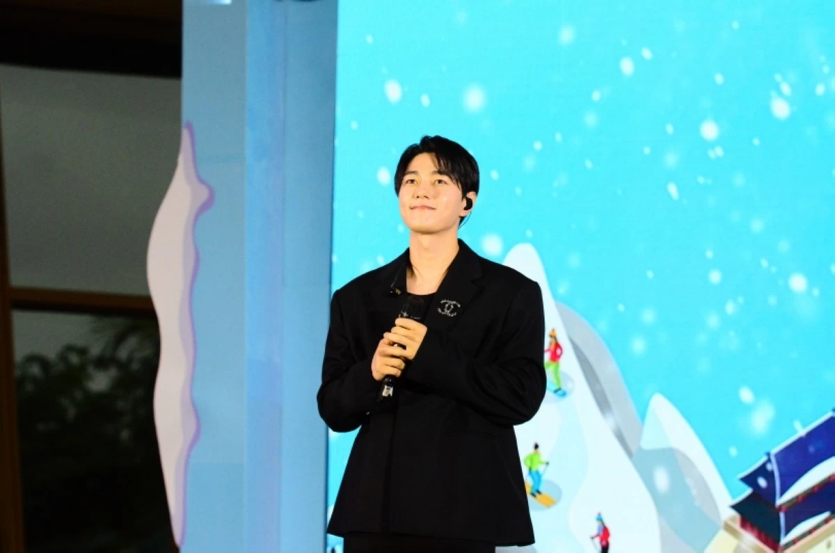 Korean star Kim Myung-soo (Jonathan Hicap)