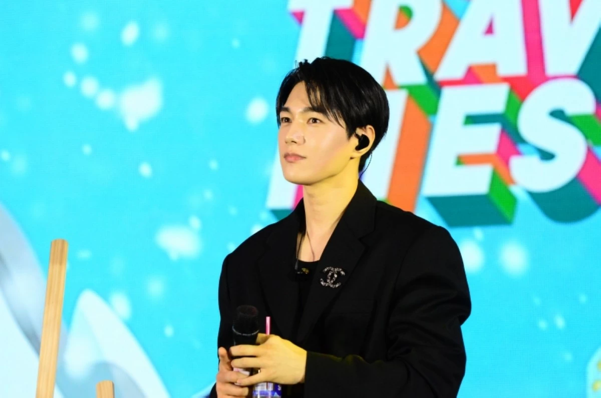 Korean star Kim Myung-soo (Jonathan Hicap)