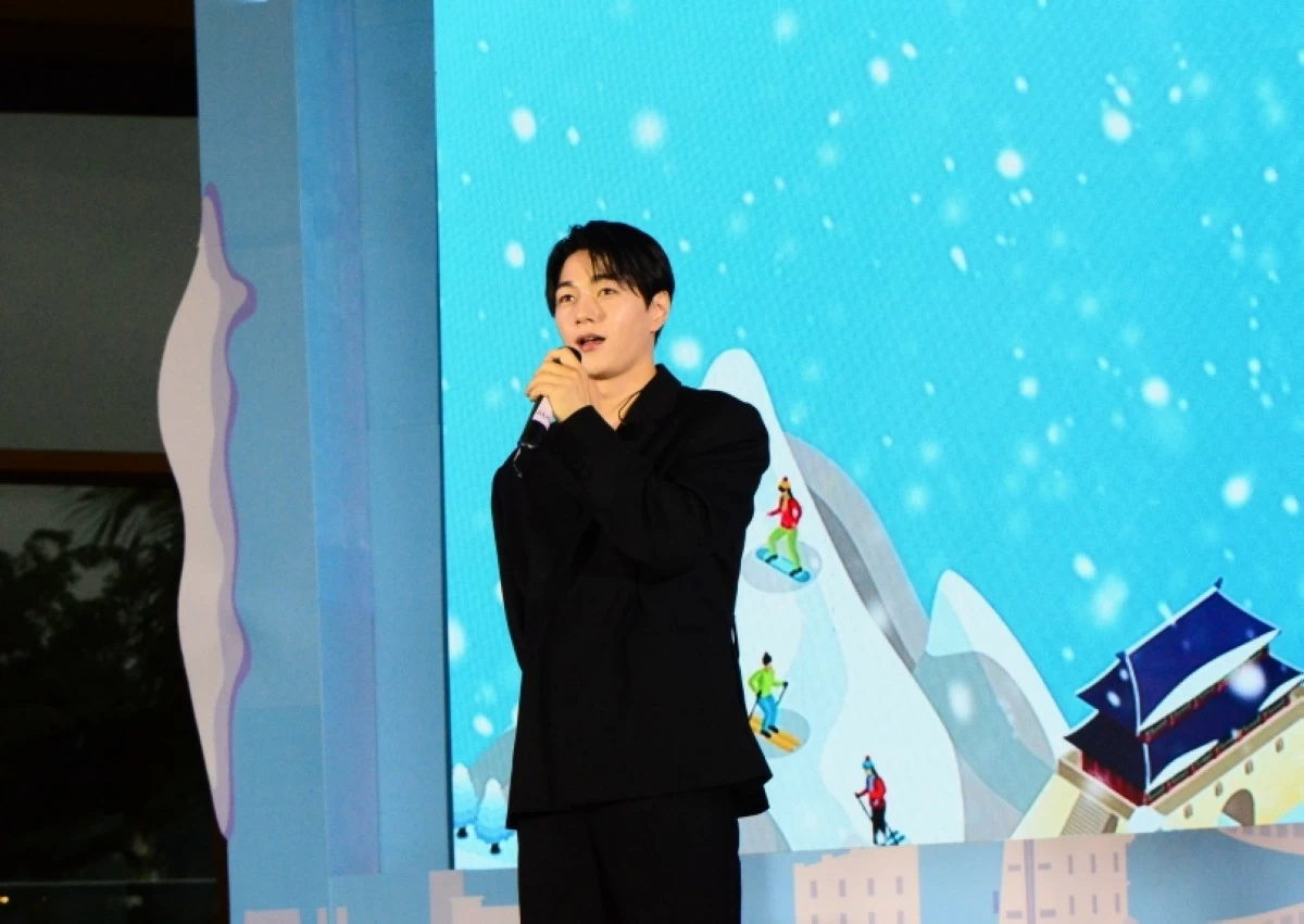 Korean star Kim Myung-soo (Jonathan Hicap)