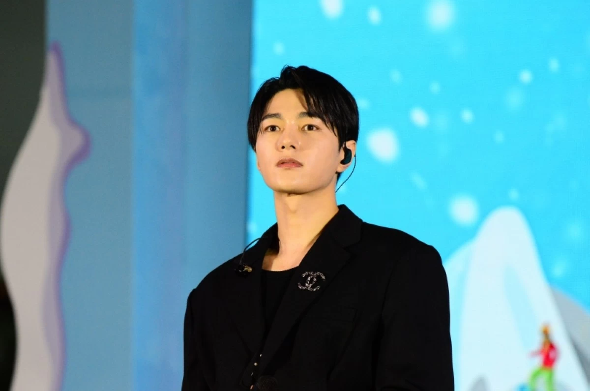 Korean star Kim Myung-soo (Jonathan Hicap)