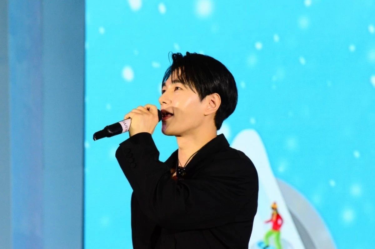 Korean star Kim Myung-soo (Jonathan Hicap)