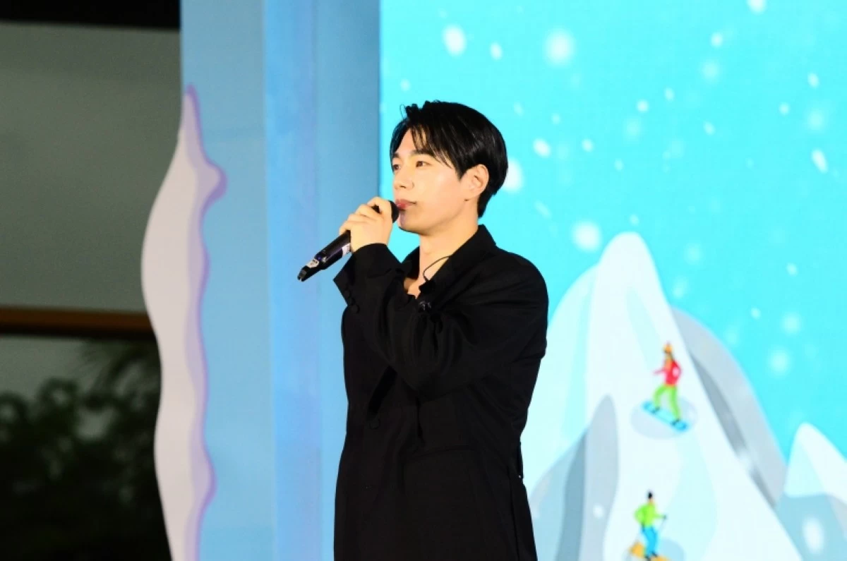 Korean star Kim Myung-soo (Jonathan Hicap)