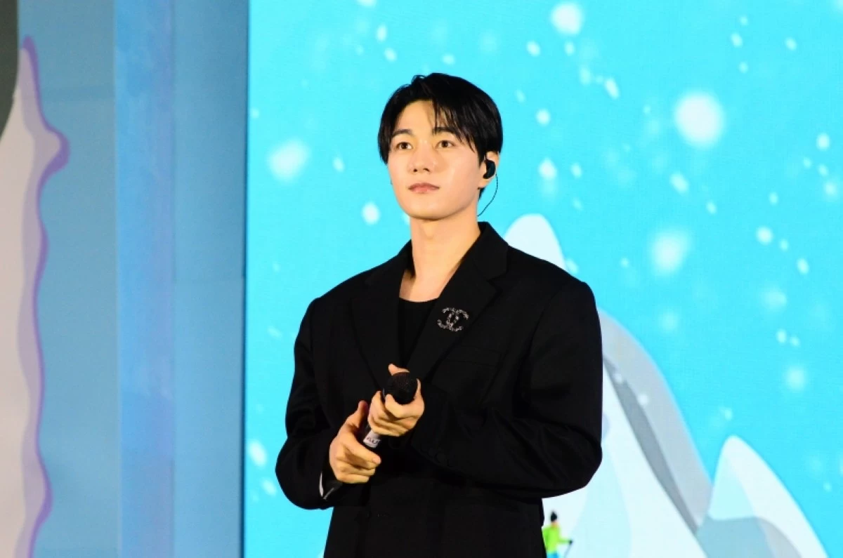 Korean star Kim Myung-soo (Jonathan Hicap)