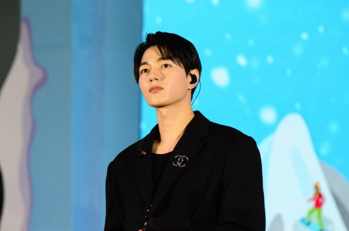 Korean star Kim Myung-soo (Jonathan Hicap)