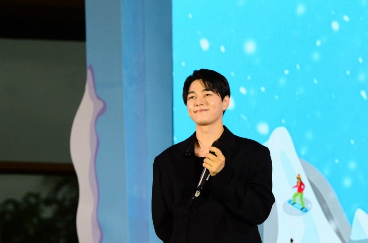 Korean star Kim Myung-soo (Jonathan Hicap)