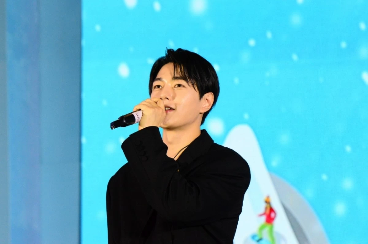 Korean star Kim Myung-soo (Jonathan Hicap)