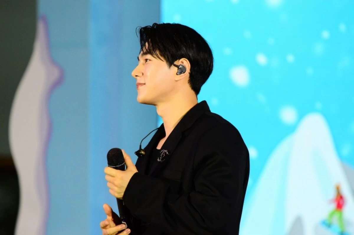 Korean star Kim Myung-soo (Jonathan Hicap)