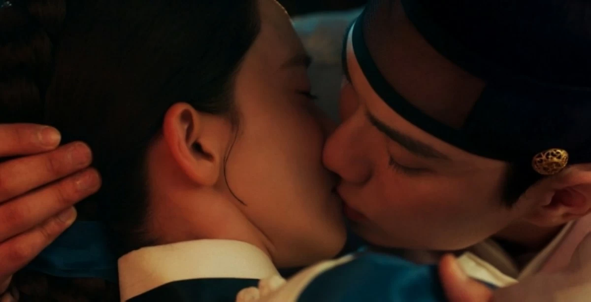 Lee Chae-min kissing Yoona in “Bon Appétit, Your Majesty” (tvN)