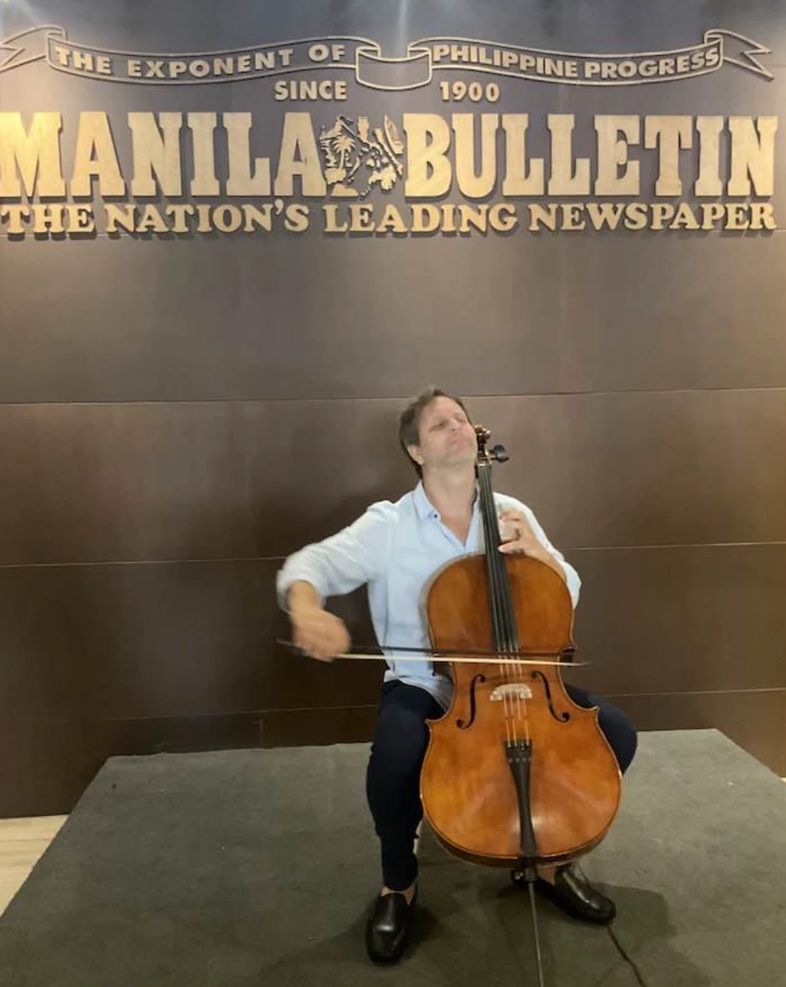 Zoltán Onczay performs at the lobby of the Manila Bulletin main office in Intramuros.

