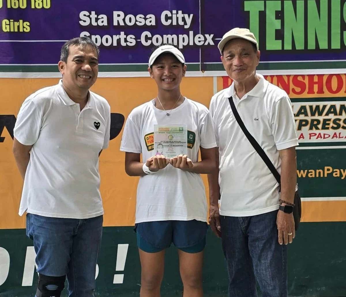 Jan Cadee Dagoon (center) holds her trophy as she poses with Vice Mayor Arnold Arcillas (left) and Romeo Adato, executive assistant from the Office of the Mayor.