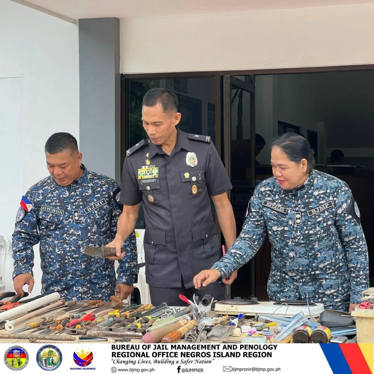JAIL  Chief Supt. Brendan Fulgencio (center), director of the Bureau of Jail Management and Penology-Negros Island Region (BJMP-NIR), inspects the contrabands seized inside the male dormitory of the Negros Occidental District Jail (NODJ) in Barangay Tabunan, Bago City on Monday, Sept. 1. (Photo courtesy of BJMP-NIR)