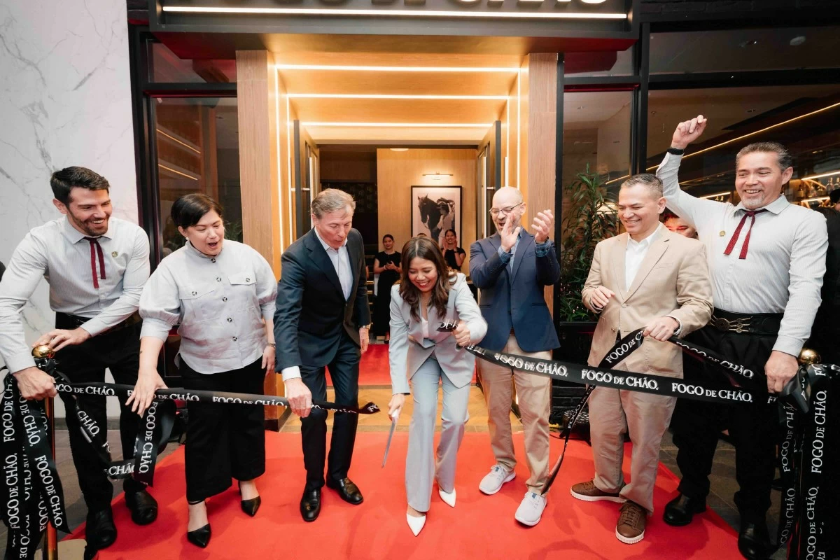 OPENING FLAME With smiles and steel, Barry McGowan, chief executive officer of Fogo de Chão, and Jean Paul Manuud, president of the Bistro Group, lead the ribbon-cutting moment that signals the brand’s fiery debut in the Philippines.