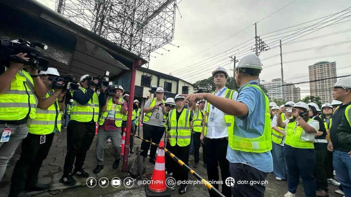 Pasig City Mayor Vico Sotto and Department of Transportation (DOTr) Acting Secretary Giovanni Lopez inspect the site where the construction of the Ortigas Station for the Metro Manila Subway Project has begun. (Photos from DOTr)