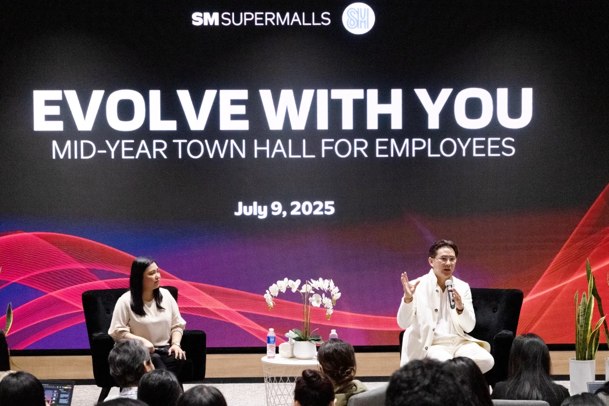 “Ask Steven Anything” — inspiring insights from SM Supermalls President, Steven T. Tan (right), with HR Senior Vice President Cheryll Ruth L. Agsaoay (left), during company town hall.