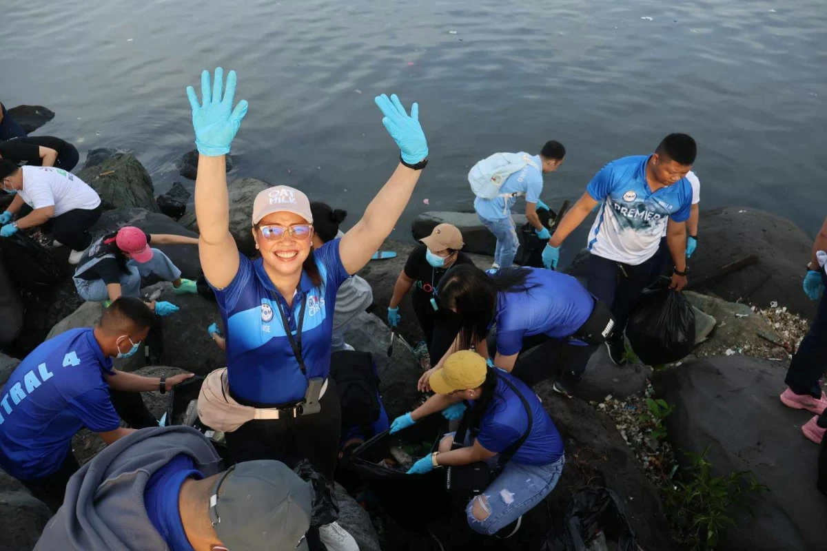 With hands ready to serve, employee volunteers from SM Sta. Mesa join the coastal cleanup at SM By the Bay—proving that small acts of care can create waves of change for our planet.