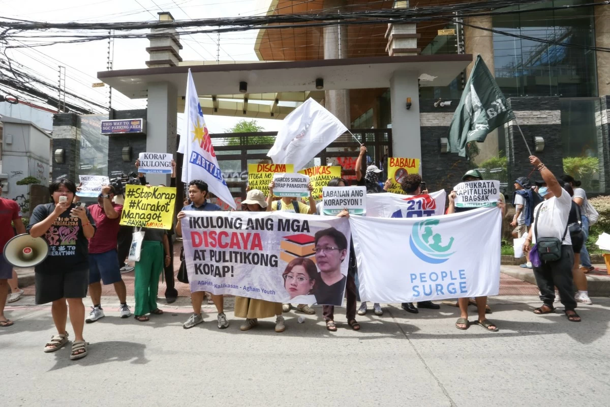 Members of the environmental group Kalikasan storm the St. Gerrard Construction office owned by the Discaya family in Pasig City on Thursday, September 4, 2025. The protesters hurled mud at the property, symbolizing the burden carried by flood victims due to failed flood-control projects. They also spray-painted the words “Magnanakaw” and “Korap” on the office walls and gate to express anger over alleged corruption in flood-control contracts awarded to the Discaya family’s companies. (Santi San Juan)