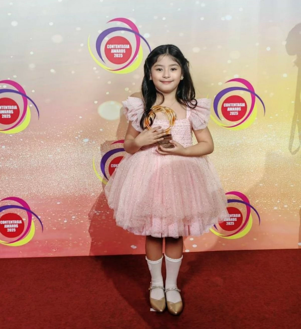 Zia Grace with her award (Photo from Zia Bataan on Facebook) 