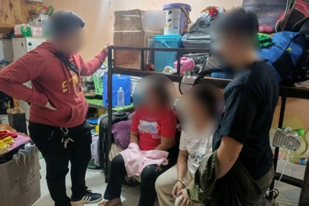 Authorities with the two suspects in Taguig (Photo from Taguig police / SPD) 